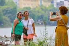 Turistas en Hanói. (Fotografía: VNA)
