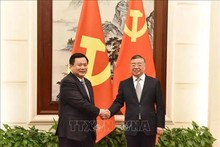 Nguyen Xuan Thang, miembro del Buró Político del Comité Central del PCV, presidente del Consejo Teórico Central y director de la Academia Nacional de Política Ho Chi Minh (izquierda), y Li Shulei, miembro del Buró Político, integrante del Secretariado del Comité Central del PCCh y jefe del Departamento de Publicidad del Comité Central del PCCh. (Fotografía: VNA)