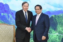 El primer ministro de Vietnam, Pham Minh Chinh (derecha), y David Petraeus, presidente del Instituto Global KKR. (Fotografía: Nhan Dan)