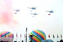 Un espectáculo de aviones en el ensayo para la inauguración de la Exposición Internacional de Defensa de Vietnam 2024. (Fotografía: Ministerio de Defensa de Vietnam)