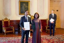 La embajadora de Vietnam en Argentina, concurrente en Uruguay, Ngo Minh Nguyet, entrega en Montevideo las cartas credenciales al presidente uruguayo, Luis Lacalle Pou. (Fotografía: Palacio Presidencial de Uruguay/VNA)