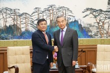 El viceministro permanente de Relaciones Exteriores de Vietnam, Nguyen Minh Vu (izquierda), y el canciller de China, Wang Yi. (Fotografía: Nhan Dan)