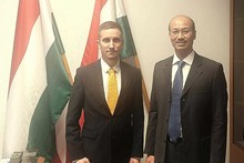 El subsecretario de Estado para el Desarrollo de las Relaciones Orientales del Ministerio húngaro de Asuntos Exteriores y Comercio, Stifter Adam, y el embajador de Vietnam en Hungría, Bui Le Thai. (Fotografía: VNA)