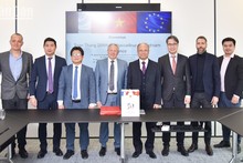 En la reunión entre el embajador de Vietnam en Francia, Dinh Toan Thang (cuarto desde la derecha), y el presidente de la Cámara de Comercio e Industria de Alsacia Eurometropole, Jean-Luc Heimburger. (Fotografía: Nhan Dan)