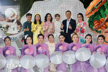 La vicecanciller y presidenta del Comité Estatal para Asuntos de los Vietnamitas en el Extranjero, Le Thi Thu Hang, el embajador vietnamita en Singapur, Tran Phuoc Anh, y los artistas vietnamitas. (Fotografía: VNA)