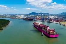 El barco ONE EAGLE pertenece a la nueva ruta de servicio operada por Premier Alliance en el puerto internacional Tan Cang-Cai Mep. (Fotografía: VNA)