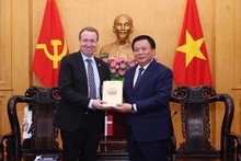 El miembro del Buró Político del Comité Central del Partido Comunista de Vietnam, director de la Academia Nacional de Política Ho Chi Minh y presidente del Consejo Teórico Central, Nguyen Xuan Thang, y el presidente del Comité de Política Exterior del Parlamento de Dinamarca, Michael Aastrup Jensen. (Fotografía: VNA)