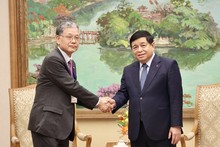 El vice primer ministro vietnamita Nguyen Chi Dung (derecha) recibe al presidente del Consejo Internacional de Intercambio Amistoso de Japón, Onoi Yoshiki. (Fotografía: VGP)