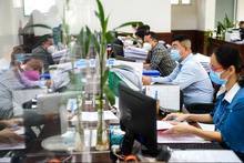 Funcionarios procesan trámites administrativos para los pobladores. (Fotografía: VNA)