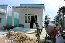 Una casa bajo construcción para familias necesitadas. (Fotografía: VNA)