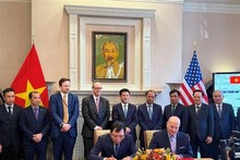 En el acto de firma de acuerdos entre empresas de los dos países. (Fotografía: VNA)
