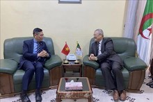 El embajador de Vietnam en Argelia, Tran Quoc Khanh, y el gobernador de la provincia de Touggourt, Othmane Abdelaziz. (Fotografía: VNA)
