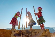 Todos los pasos para erigir una casa “trinh tuong” son artesanales. (Fotografía: Nhan Dan)