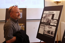 Un invitado disfruta de la exposición fotográfica "Solidaridad del pueblo italiano hacia Vietnam". (Fotografía: VNA)