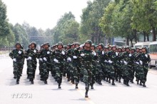 La formación del Ejército Popular de Laos ensaya para el desfile en conmemoración del 50º aniversario del Día de la Liberación del Sur y la Reunificación nacional de Vietnam. (Fotografía: VNA)