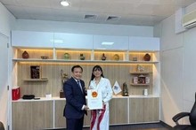 El embajador de Vietnam en Brasil, concurrente en Perú, Bui Van Nghi, y la ministra de Comercio Exterior y Turismo de Perú, Desilú León Chempén. (Fotografía: Embajada de Vietnam en Brasil)