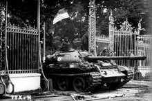 La foto titulada "El tanque del Ejército de Liberación entra al Palacio de Independencia al mediodía del 30 de abril de 1975". (Fuente: VNA)