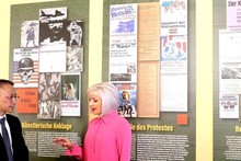 Claudia Opitz, uno de los organizadores de la exposición, presenta con el ministro consejero Chu Tuan Duc de la Embajada de Vietnam en Alemania sobre la exhibición de fotos y pinturas. (Fotografía: VNA)