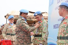 El teniente general Mohan Subramanian, comandante de la Unmiss, otorga la medalla a los oficiales en servicio en el Hospital de Campaña de segundo nivel número 6 de Vietnam. (Foto: Nhan Dan)