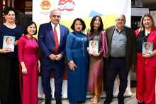 La embajadora vietnamita en Atenas, Pham Thi Thu Huong, con delegados y amigos griegos en el acto de presentación de la Biografía de Ho Chi Minh en idioma griego. (Foto: Embajada de Vietnam en Grecia)