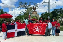 Representantes del Movimiento Izquierda Unida ofrece flores en la estatua del Presidente Ho Chi Minh en la plaza que lleva su nombre en la ciudad de Santo Domingo Este, provincia Santo Domingo. (Fotografía: VNA)