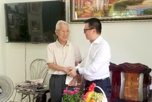 El compañero Le Quoc Minh visita a Ho Duy Le, redactor jefe del periódico Quang Nam de 1997 a 2005. (Fotografía: Nhan Dan)
