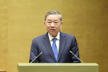 El secretario general del Partido Comunista de Vietnam, To Lam, interviene en el simposio. (Fotografía: VGP)