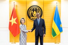 El presidente de Ruanda, Paul Kagame, recibe a Vu Thanh Huyen, embajadora de Vietnam en Tanzania, concurrente en Ruanda. (Fotografía: Nhan Dan)