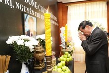 El secretario general del Partido Popular Revolucionario de Laos y presidente del país, Thongloun Sisoulith, rinde homenaje al expresidente Tran Duc Luong. (Fotografía: VNA)