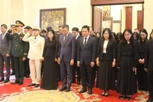 El embajador de Vietnam en China, Pham Thanh Binh, y los empleados de su legación rinden homenaje al expresidente Tran Duc Luong. (Fotografía: Nhan Dan)