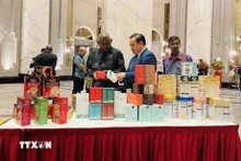 El consejero comercial vietnamita en Malasia, Le Phu Cuong (centro), presenta productos tradicionales vietnamitas al público. (Fotografía: VNA)