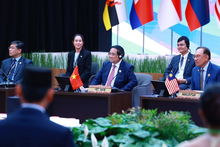 El primer ministro de Vietnam, Pham Minh Chinh (centro), participa en un diálogo con jóvenes representantes del Sudeste Asiático. (Fotografía: VNA)