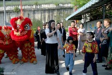 Le Thi Bich Tran, esposa del primer ministro vietnamita Pham Minh Chinh, visita el Centro de Bienestar Jing Sun en Kuala Lumpur. (Fotografía: baoquocte.vn)