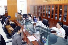 Procesamiento de trámites administrativos en la Ventanilla Única de la ciudad de Dong Hoi, provincia de Quang Binh. (Fotografía: VNA)