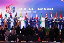 El primer ministro de Vietnam, Pham Minh Chinh, y los dirigentes de los demás países participantes en la Cumbre Asean-CCG-China. (Fotografía: VGP)