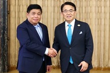 El vice primer ministro vietnamita Nguyen Chi Dung (izquierda) y el gobernador de la prefectura de Aichi, Omura Hideaki. (Fotografía: VGP)