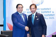 El primer ministro vietnamita, Pham Minh Chinh (izquierda), se reúne con el sultán de Brunéi, Haji Hassanal Bolkiah, en Kuala Lumpur el 27 de mayo. (Fotografía: VNA)