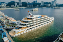 Numerosas empresas invierten en cruceros de lujo para atender a los turistas que visitan la bahía de Ha Long. (Fotografía: vdstravel.com)