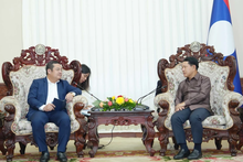 El presidente de Vinachem, Phung Quang Hiep (izquierda), se reúne con el vice primer ministro de Laos, Saleumxay Kommasith. (Fotografía: VNA)