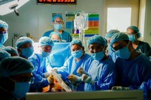Médicos vietnamitas realizan con éxito una intervención intrauterina a una madre singapurense. (Fotografía: VNA)
