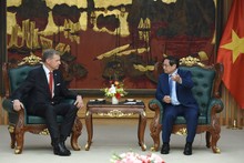 El primer ministro de Vietnam, Pham Minh Chinh, conversa con el presidente y director ejecutivo del grupo Excelerate Energy, Steven Kobos. (Fotografía: Nhan Dan)