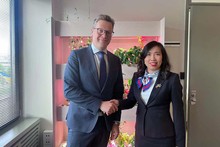 La viceministra vietnamita de Relaciones Exteriores Le Thi Thu Hang y el secretario de Estado de Asuntos Exteriores de Estonia, Martin Roger. (Fotografía: Ministerio de Relaciones Exteriores de Vietnam)