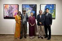 El embajador de Vietnam en Mongolia, Doan Khanh Tam, y algunos pintores con obras exhibidas.