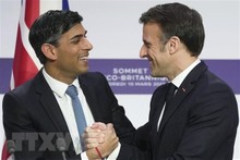El presidente francés, Emmanuel Macron, (derecha) y el primer ministro británico, Rishi Sunak, en una rueda de prensa en París el 10 de marzo. (Foto: AFP/VNA)