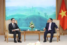 El primer ministro de Vietnam, Pham Minh Chinh (derecha), recibe al director general y ejecutivo de Marubeni, Kakinoki Masumi. (Foto: VNA)