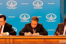 El embajador de Vietnam en Rusia, Dang Minh Khoi (centro), en el evento