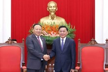 El miembro del Buró Político, integrante permanente del Secretariado del Comité Central del Partido Comunista de Vietnam y jefe de la Comisión de Control Disciplinario, Tran Cam Tu, recibe al secretario del Comité Central de la Unión de la Juventud Popular Revolucionaria de Laos, Monexay Laomoaxong. (Foto: VNA)