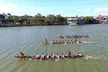 Carreras de barcos en distrito fluvial de provincia altiplanicie vietnamita de Dak Lak