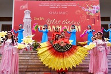 Una actuación artística en el evento.