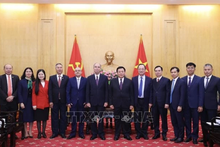 El director de la Academia Nacional de Política Ho Chi Minh, Nguyen Xuan Thang, y el embajador cubano, Rogelio Polanco Fuentes, junto con los delegados (Foto: VNA)